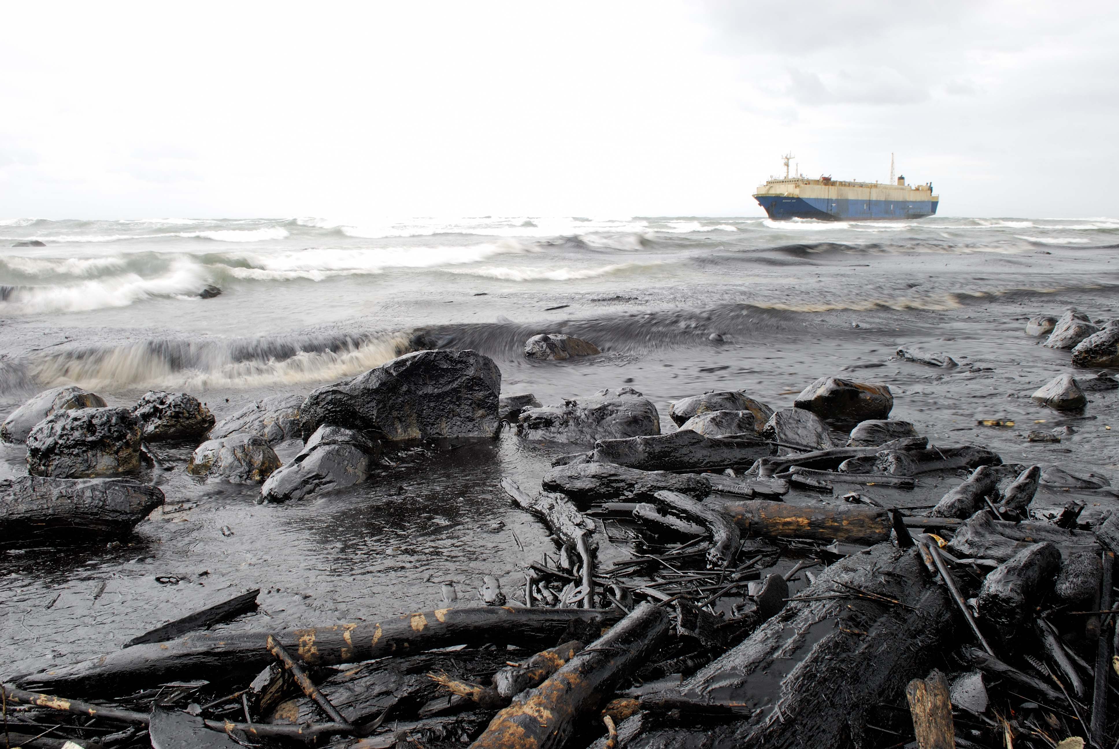 Нефть загрязняет воду. Экологическая катастрофа в море разлив нефти. Катастрофа в Норильске 2020 разлив нефтепродуктов. Разлив нефти в Баренцевом море. Черное море загрязнено нефтепродуктами.